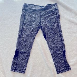 Lululemon size 12 crop leggings. Almost new condition.